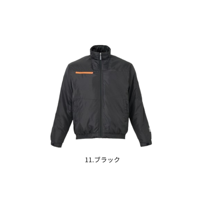 アタックベース（ATTACK BASE）8651 防寒ブルゾン 11.ブラックの正面商品画像。シンプルなブラックを基調に右胸のオレンジ色のファスナーがアクセントになった秋冬用中綿入り防寒ジャケット。防寒性と動きやすさを兼ね備え、両脇ポケットや左袖ペン差しなど便利な機能を搭載。建設業・土木作業・製造業・物流業・配送業などの現場作業から通勤・アウトドア・普段使いまで幅広く活躍する作業服