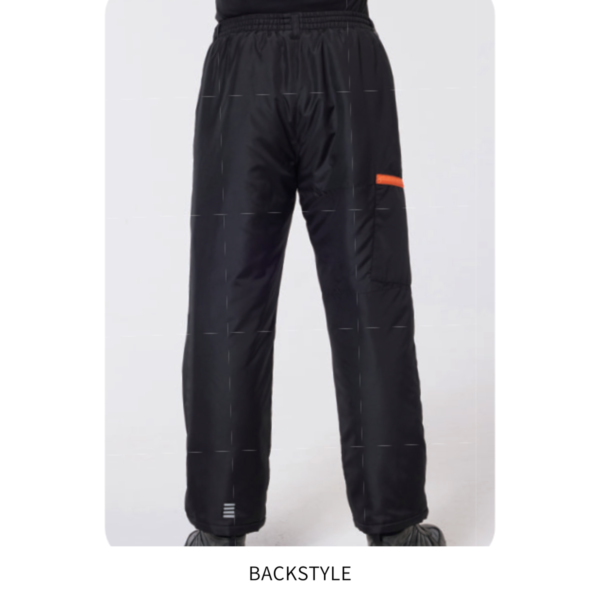 アタックベース（ATTACK BASE）8681 防寒パンツ 11.ブラックの背面着用画像。ウエスト総ゴム仕様で動きやすい秋冬用中綿入り防寒ズボン。シンプルなバックデザインと裾部分の反射プリントが特徴。建設現場・工場作業・運送業・配送業・農作業など寒い季節の仕事着におすすめ。