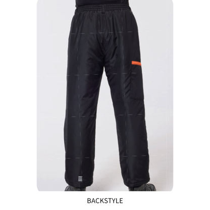 アタックベース（ATTACK BASE）8681 防寒パンツ 11.ブラックの背面着用画像。ウエスト総ゴム仕様で動きやすい秋冬用中綿入り防寒ズボン。シンプルなバックデザインと裾部分の反射プリントが特徴。建設現場・工場作業・運送業・配送業・農作業など寒い季節の仕事着におすすめ。