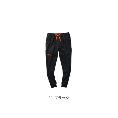 アタックベース（ATACK BASE）39582 HUMMER 裏シャギースウェットパンツ 11.ブラックの正面商品画像。シンプルな黒色にオレンジのドローストリングとロゴプリントが映えるスポーティーなデザイン。裏シャギー素材で暖かく、伸縮性に優れた秋冬用ワークパンツ。製造業・物流業・建設作業・通勤・キャンプ・普段使いまで幅広く活躍。