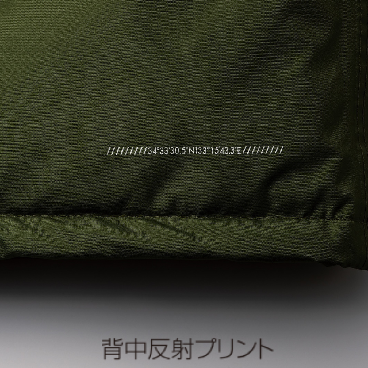 クロダルマ KURODARUMA 54379 防水防寒ジャケット オリーブグリーン 背中の反射プリント詳細画像 光を反射して夜間や暗い場所での視認性をサポートするリフレクター付き 秋冬作業服 防寒ブルゾン 建設現場・土木作業・道路工事・交通誘導・警備・配送業などの屋外作業におすすめ