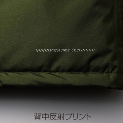 クロダルマ KURODARUMA 54379 防水防寒ジャケット オリーブグリーン 背中の反射プリント詳細画像 光を反射して夜間や暗い場所での視認性をサポートするリフレクター付き 秋冬作業服 防寒ブルゾン 建設現場・土木作業・道路工事・交通誘導・警備・配送業などの屋外作業におすすめ