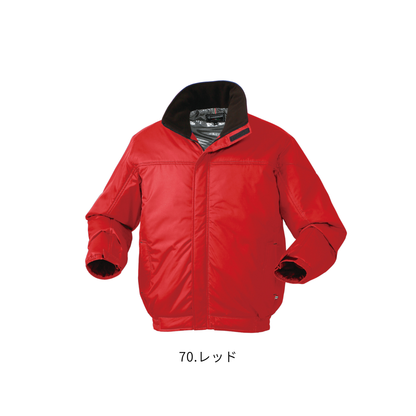 クロダルマ KURODARUMA 54212 防寒ジャンパー 70レッドの商品正面画像。鮮やかなレッドカラーにブラックの衿を組み合わせた秋冬用防寒ブルゾン。衿フリース、前立ファスナー＆マジックテープ、袖口調整機能を備え、寒い季節の作業を快適にサポート。表地にはポリエステル100％のリップストップ素材とPUコーティングを採用し、裏地にはアルミプリント、中綿にはポリエステル100％を使用。建設現場・土木作業・製造業・物流倉庫・運送業・配送業・農作業・警備・屋外作業・アウトドアなど、冬の幅広いシーンにおすすめの防寒作業服