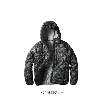 クロダルマ 54377 シームレスストレッチ防寒ジャケット 420.迷彩グレー。フード付きの軽量防寒作業着。迷彩柄の立体的なシームレス加工とグラフェンプリント裏地を採用。撥水・防風・ストレッチ・保温機能を備え、建設現場・土木作業・物流倉庫・屋外作業・キャンプ・アウトドアにおすすめの秋冬用ワークウェア。