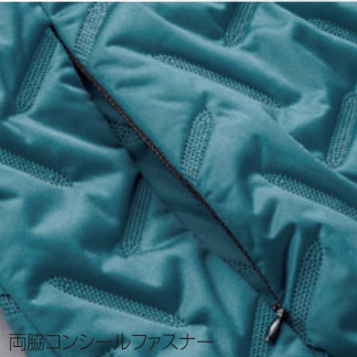クロダルマ 54387 防風中綿ストレッチジャケットの衿裏ブロックフリース拡大画像。ブラックの凹凸あるフリース素材を衿裏に採用し、首元の保温性を高めた秋冬用防寒作業着。建設現場・物流倉庫・配送業・屋外作業など寒い季節の仕事着におすすめ